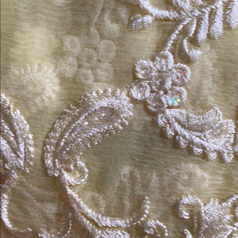 Yellow Floral Net - Picture 3 of 5